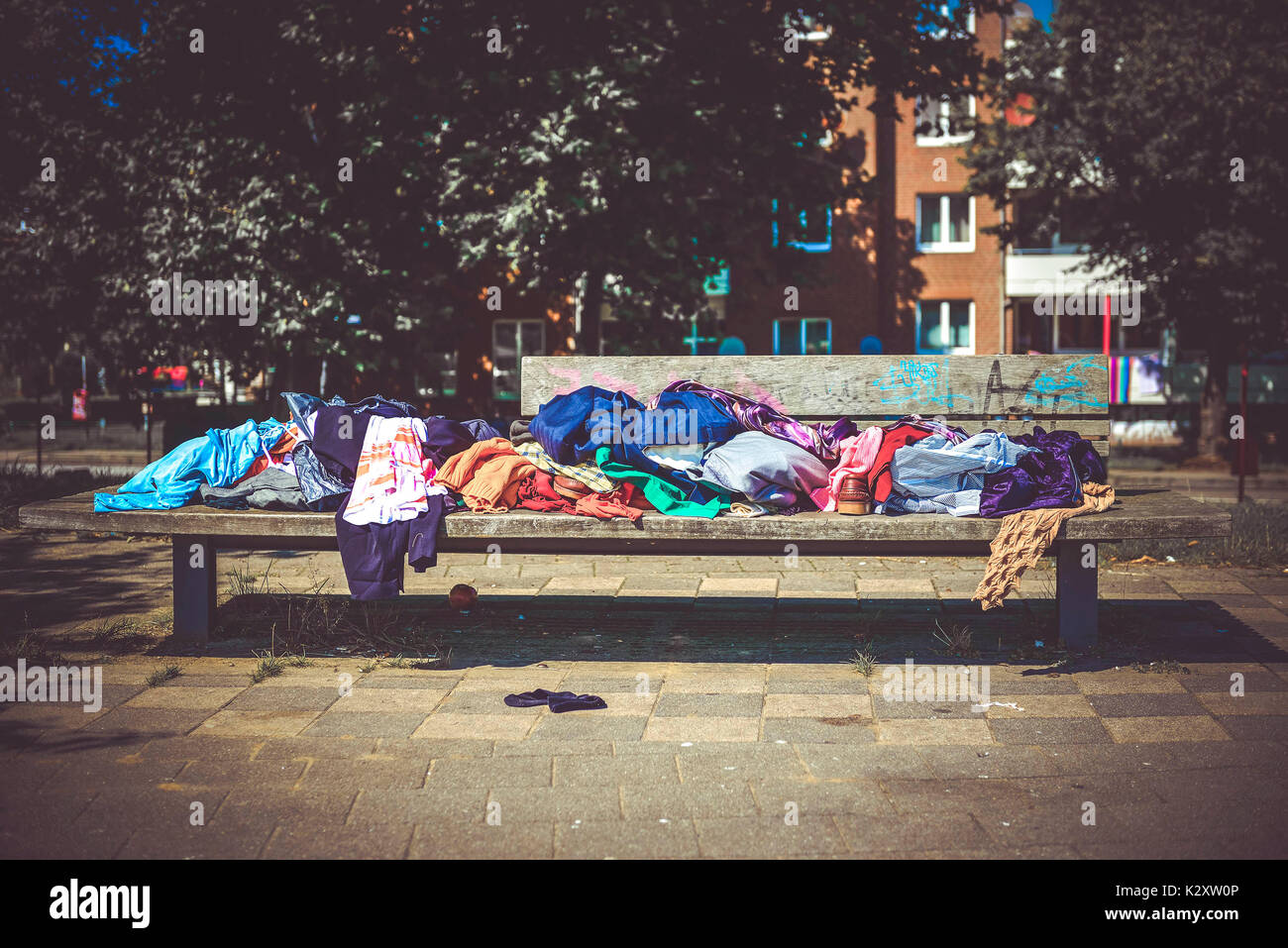 Panca con vestiti in Mueggenburger porto di entrata in Veddel, Amburgo, Germania, Europa, Sitzbank mit Kleidung am Mueggenburger Zollhafen in Veddel, Foto Stock