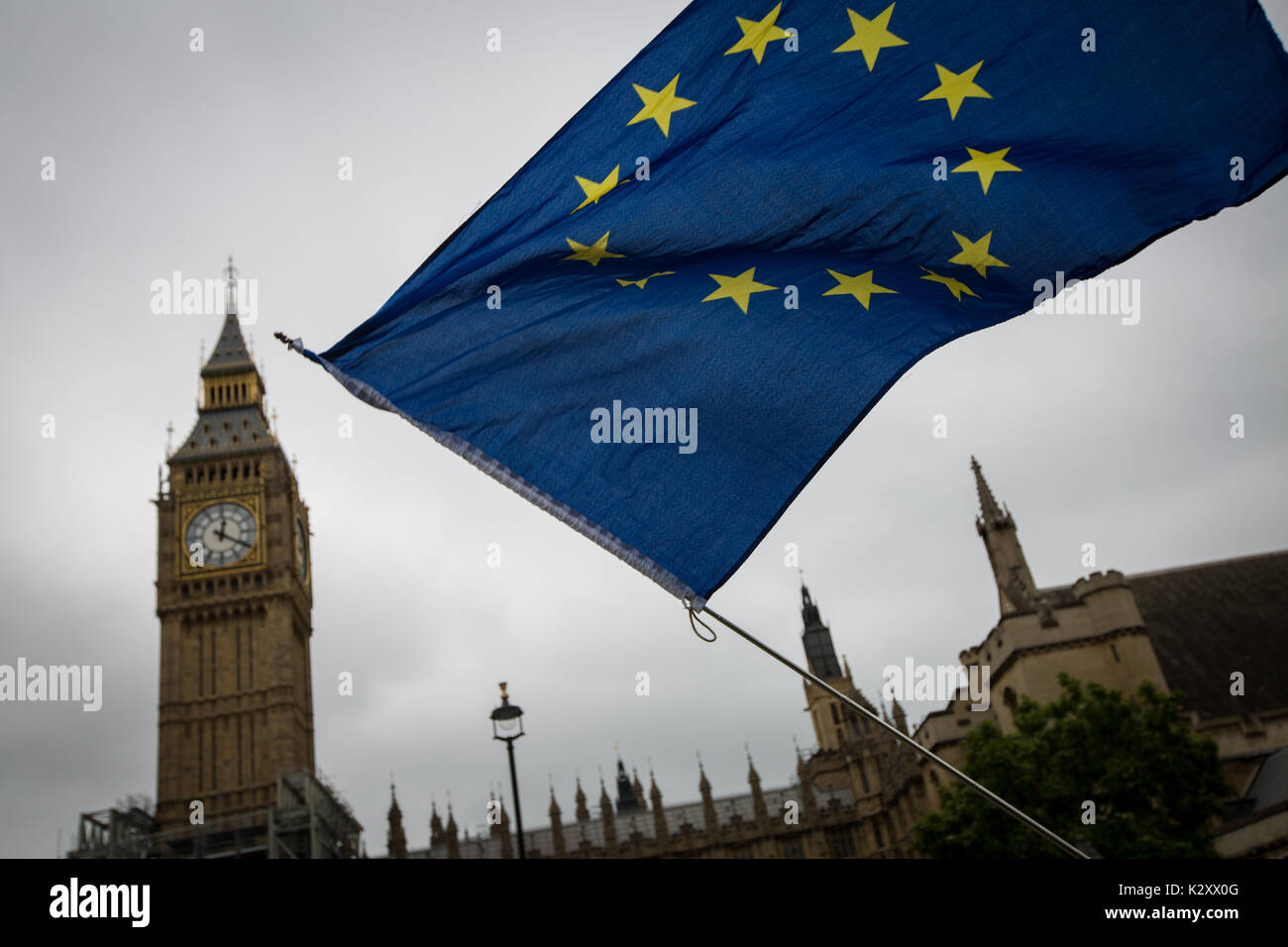 L'Unione europea sventola, con il parlamento di Westminster il Big Ben in background, a Londra, in Inghilterra. Foto Stock