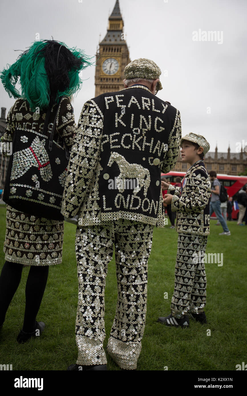 Re di perla, della Regina e del principe di Peckham, nel loro Re di perla vestiti, al di fuori di casa del Parlamento e dal Big Ben, Londra, Inghilterra, Regno Unito. Foto Stock