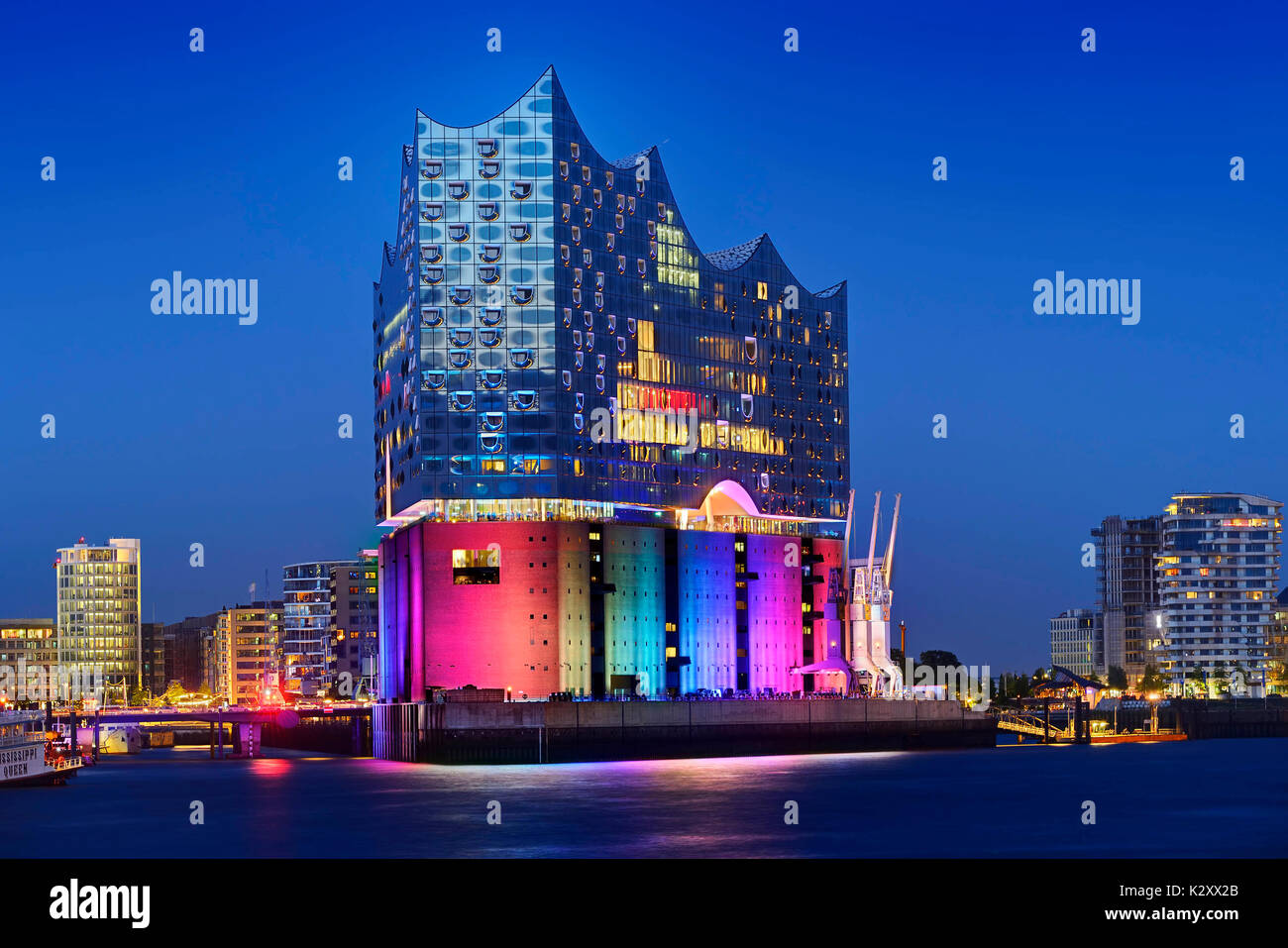 La Elbphilharmonie si illumina nei colori dell'arcobaleno di Christopher Street Day ad Amburgo, Germania, Europa, Die Elbphilharmonie illuminiert in Regenboge Foto Stock