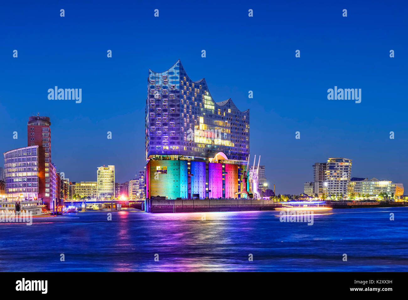La Elbphilharmonie si illumina nei colori dell'arcobaleno di Christopher Street Day ad Amburgo, Germania, Europa, Die Elbphilharmonie illuminiert in Regenboge Foto Stock