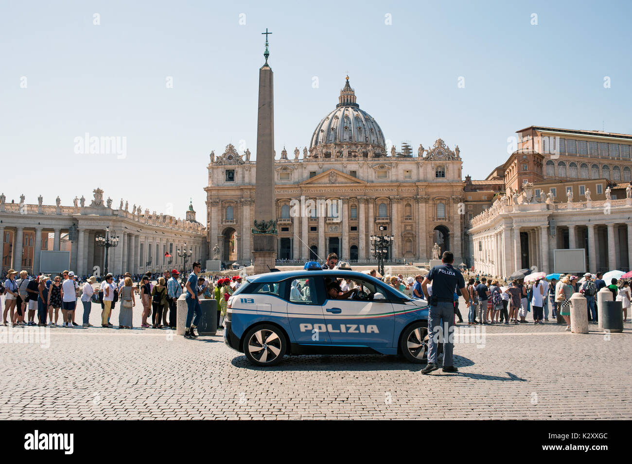 Roma, Italia, 2017 - Polizia auto accanto alla chiesa di San Pietro Foto Stock