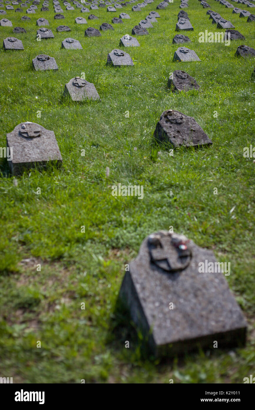 Prima guerra mondiale monumento e cimitero nel villaggio di Kal-Koritnica vicino a Bovec e in un paio di chilometri di distanza dalla prima guerra mondiale sul fronte Soča Foto Stock
