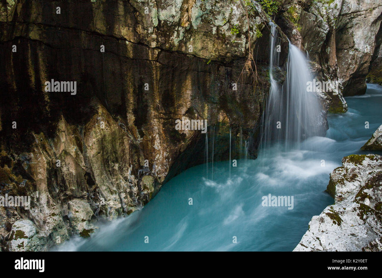 Isonzo è uno dei più bei fiumi del mondo. Colore smeraldo dal calcare e minerali è unica tra i fiumi alpini Foto Stock