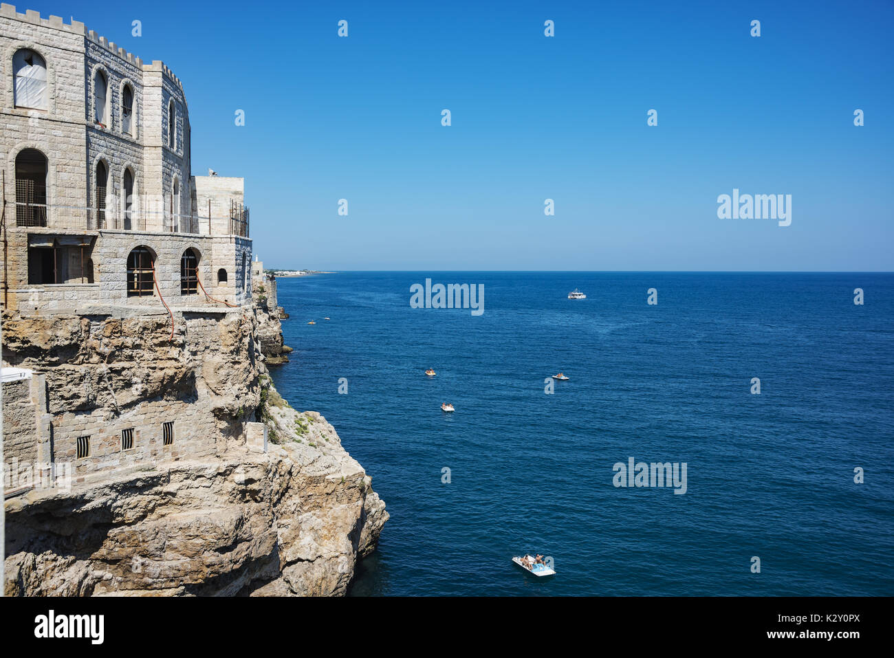 Mare Italia Puglia Polignano a mare gradevoli pugliese di seaside resort su un promontorio roccioso, luogo di nascita del cantante Domenico Modugno 22 Foto Stock