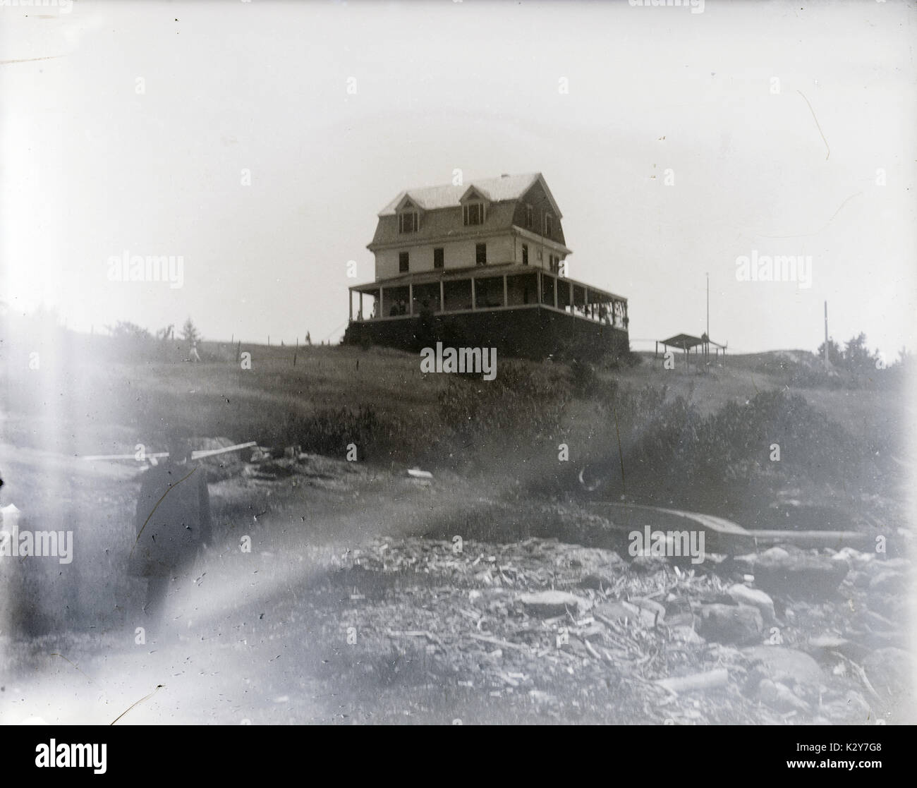 Antique c1910 fotografia, costiere casa su una collina con uomo in primo piano. Posizione sconosciuta, eventualmente Rhode Island, Stati Uniti d'America. Fonte: fotografia originale. Foto Stock
