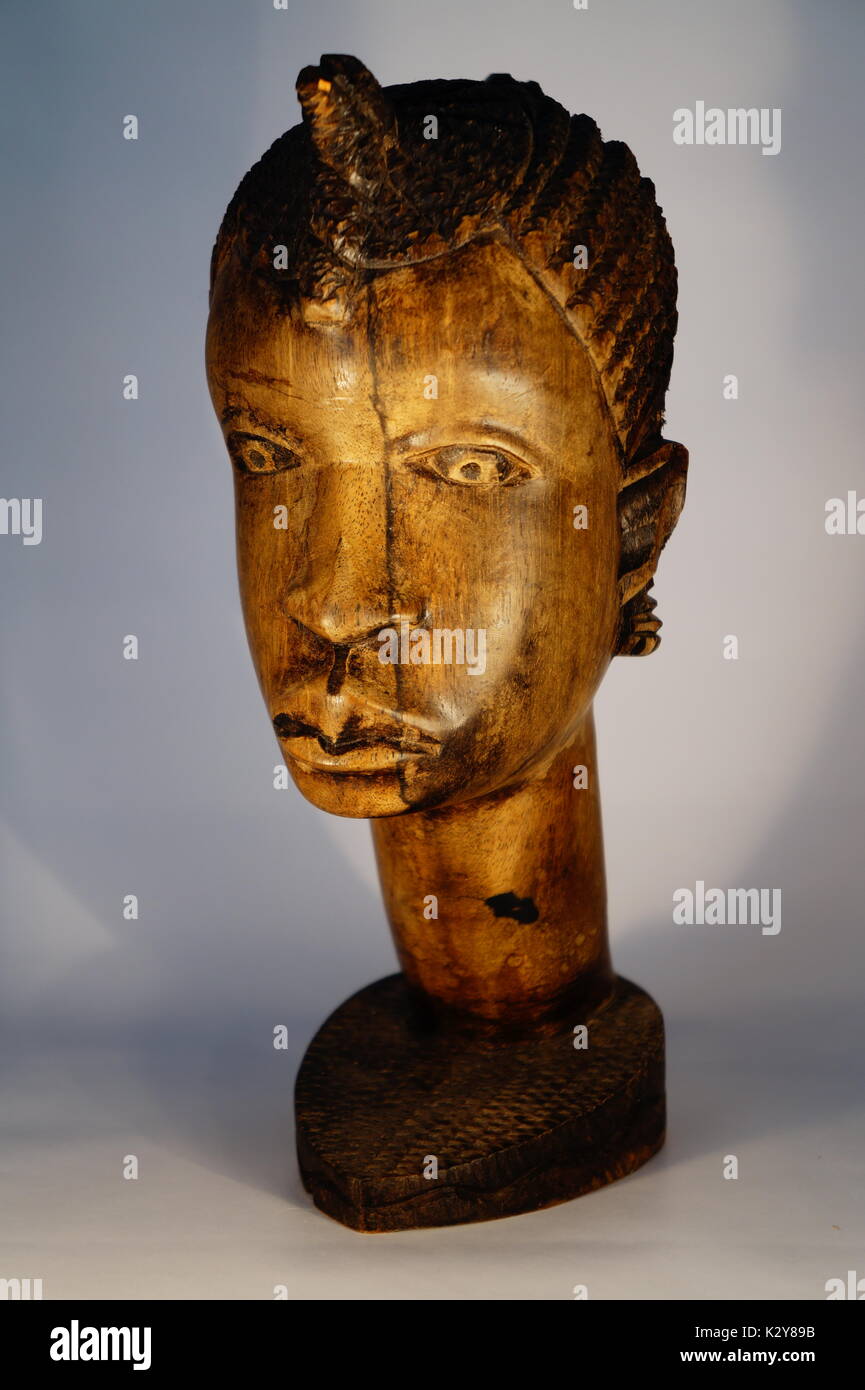 (46 foto) legno africano scultura di donna uomo/alla testa. originale scultura in legno. scolpito in legno marrone busto tribali. isolato su bianco. Foto Stock