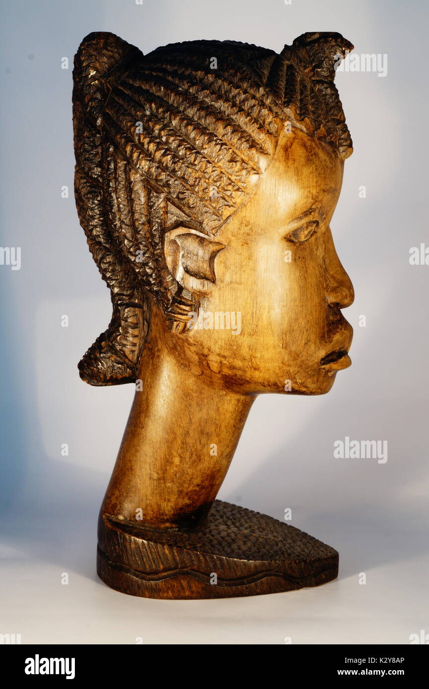 (46 foto) legno africano scultura di donna uomo/alla testa. Originale scultura in legno. Scolpito in legno marrone busto tribali. Isolato su bianco. Foto Stock