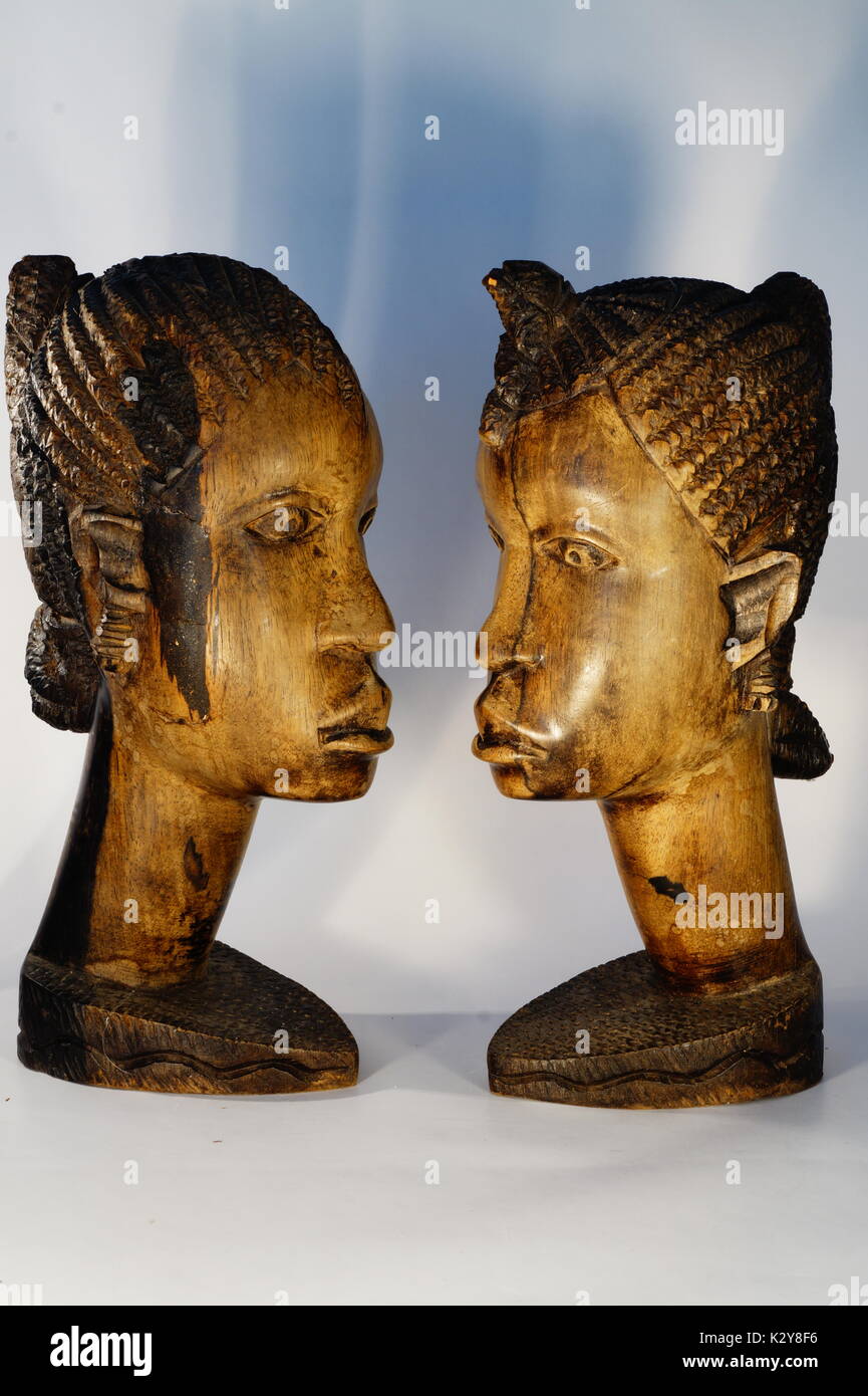 (46 foto) legno africano scultura di donna uomo/alla testa. originale scultura in legno. scolpito in legno marrone busto tribali. isolato su bianco. Foto Stock