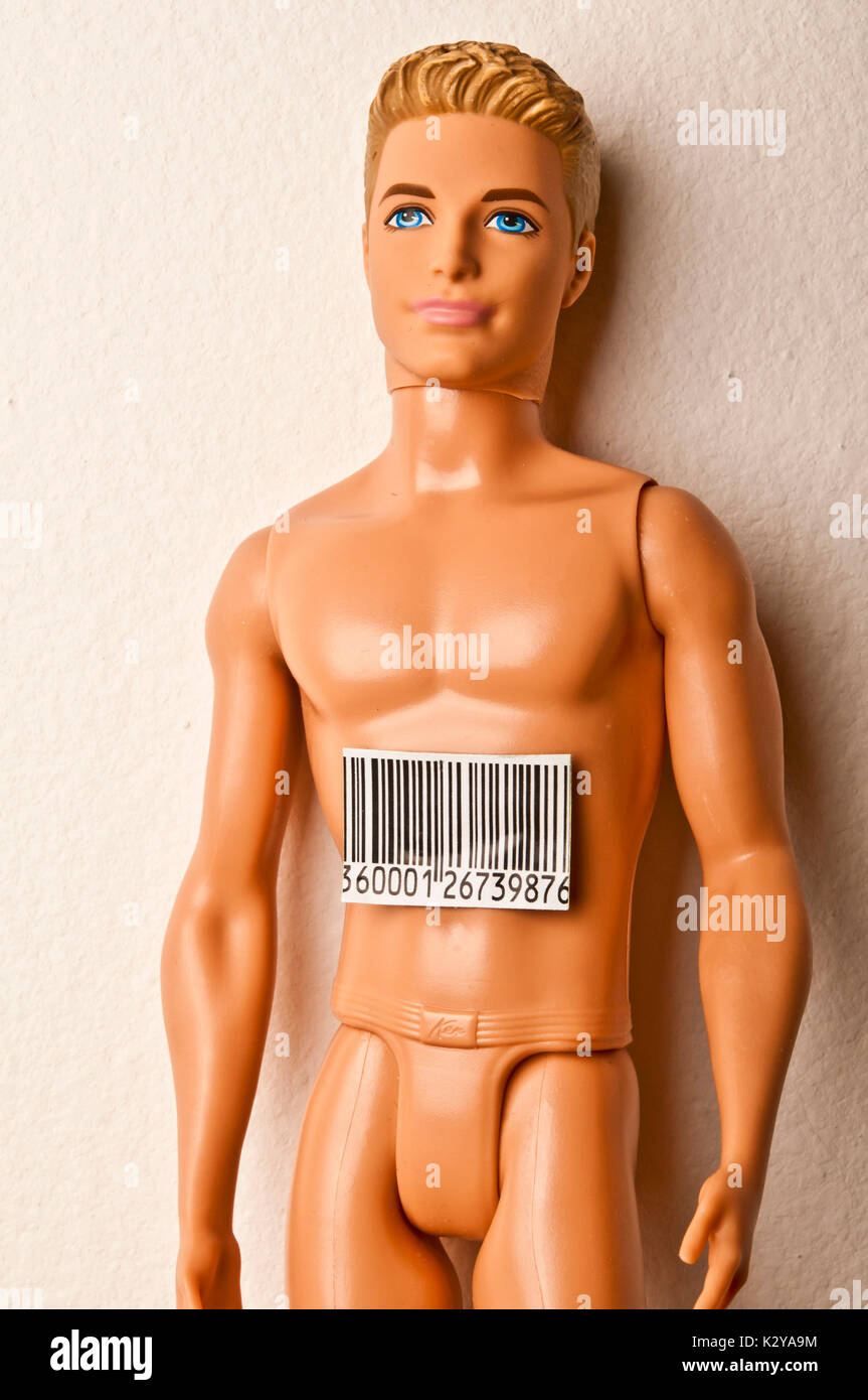 Ken bambola con un codice a barre attaccata al suo petto, persone come concetto di merce Foto Stock