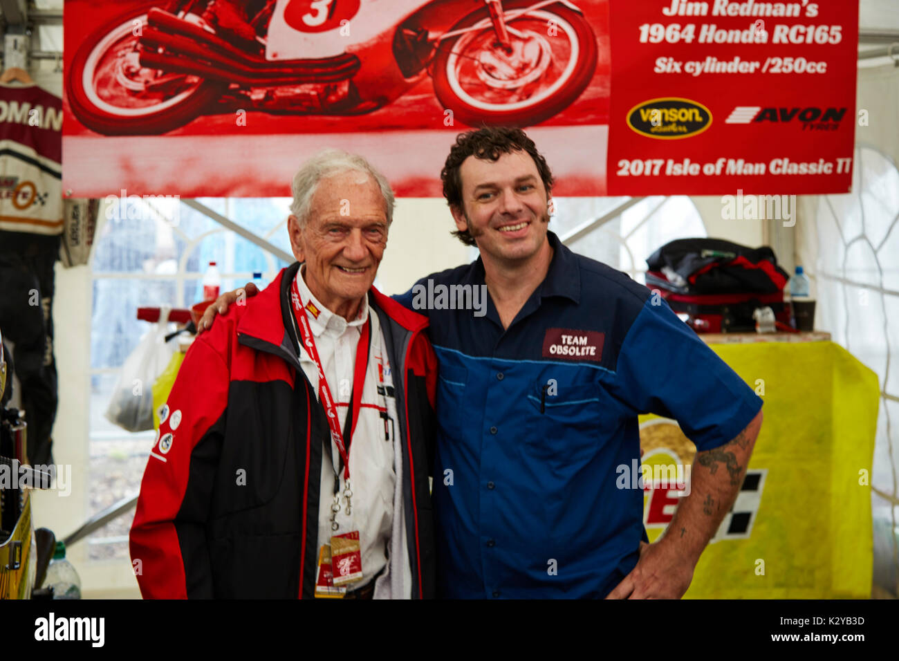 Jim Redman pone con il responsabile tecnico del motore Josh MacKenzie al 2017 Manx Grand Prix in Douglas, Isola di Man Foto Stock