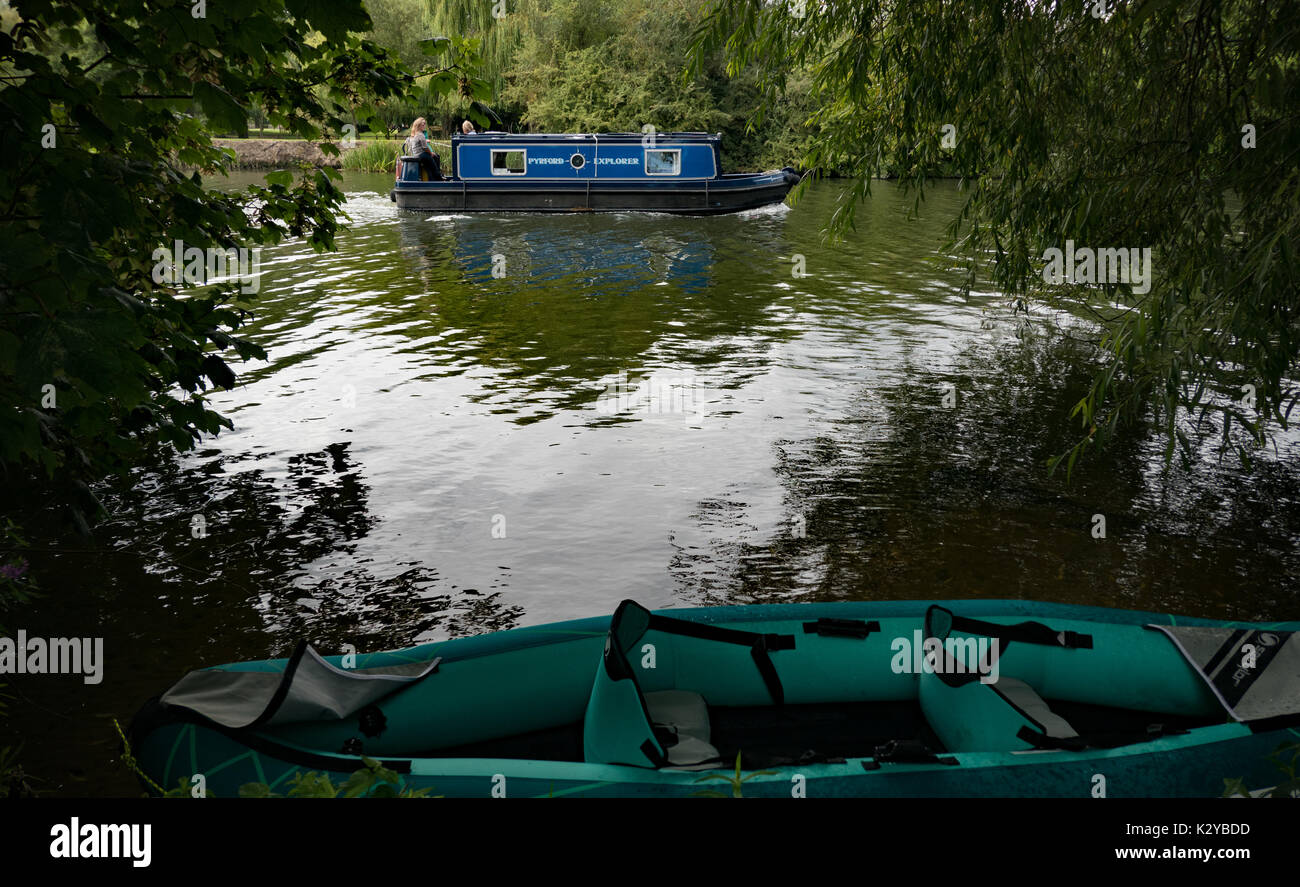 Un canal boat sul Tamigi vicino a Wallingford, Inghilterra Foto Stock