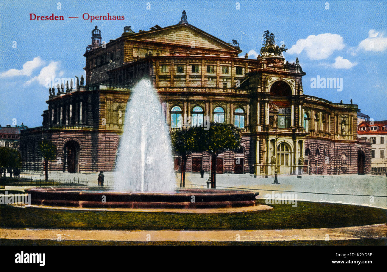 DRESDEN - Opera House con fontana di acqua nella parte anteriore. Ricostruita dopo un incendio nel 1878. Anteprime incluso Strauss Feuersnot, Salome, Elektra e Rosenkavalier. Foto Stock