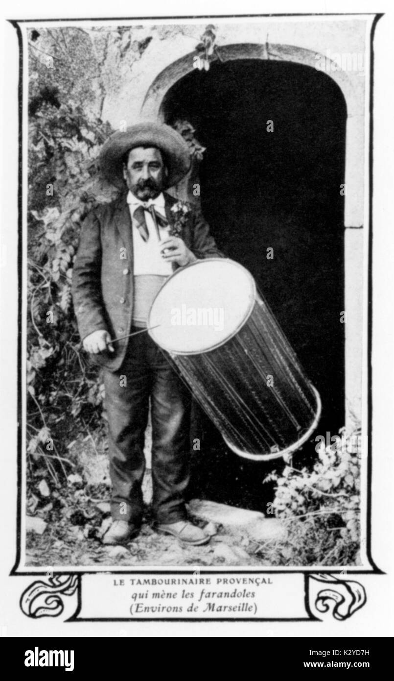 L'uomo gioca tamburo provenzale - tambourin (vecchio tipo di tamburo), Francia, c1905. Foto Stock