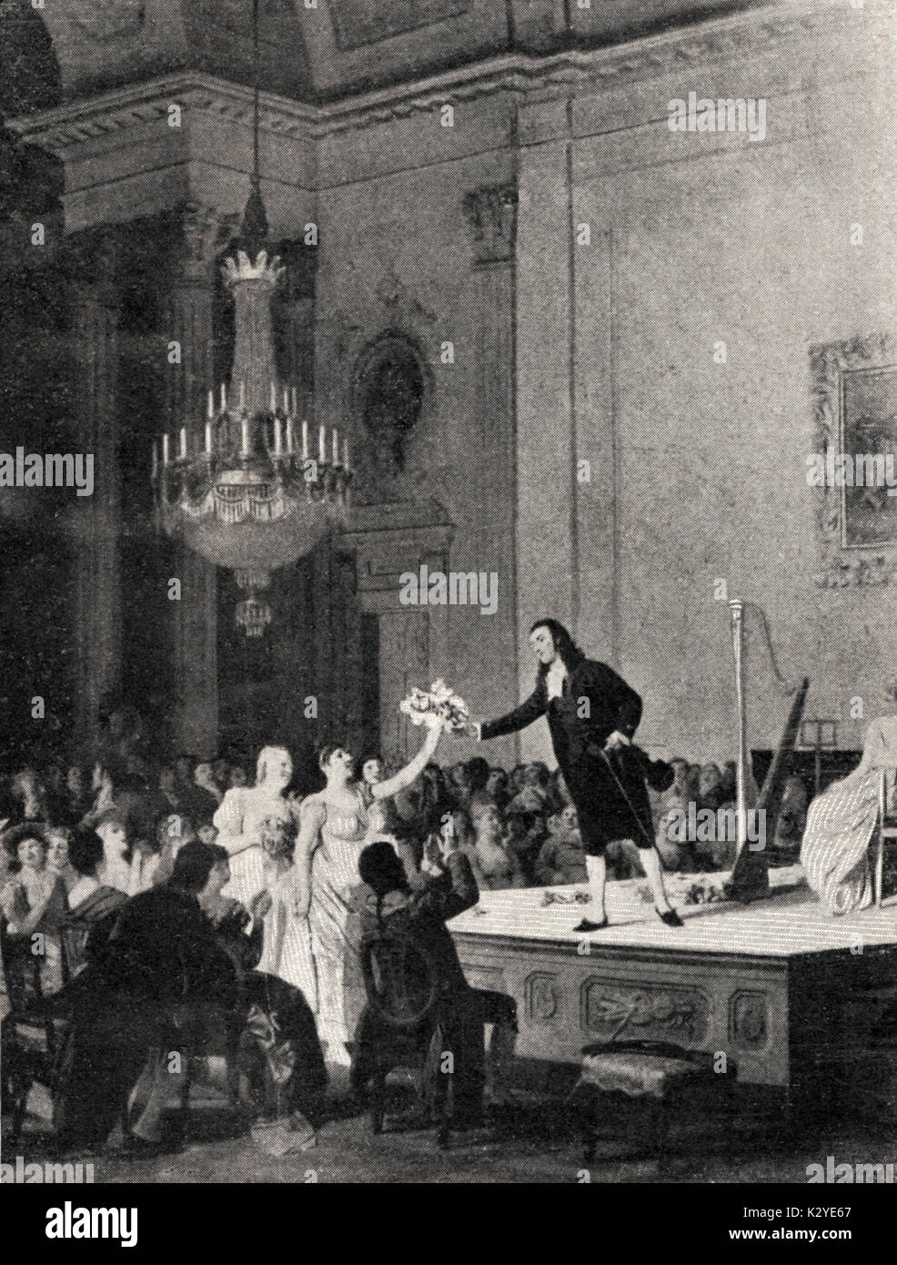 PAGANINI, Niccolo, essendo acclamato a fine concerto e dato un mazzo di fiori da un ardente ammiratore di sesso femminile. L'Italiano violinista e compositore (1782-1840) Foto Stock