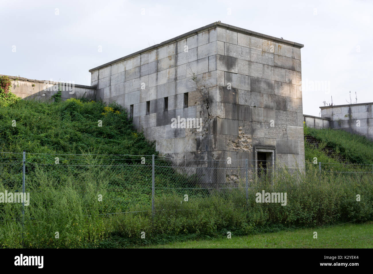 Gli edifici in pietra presso il campo di Zeppelin a Norimberga dal lato Foto Stock