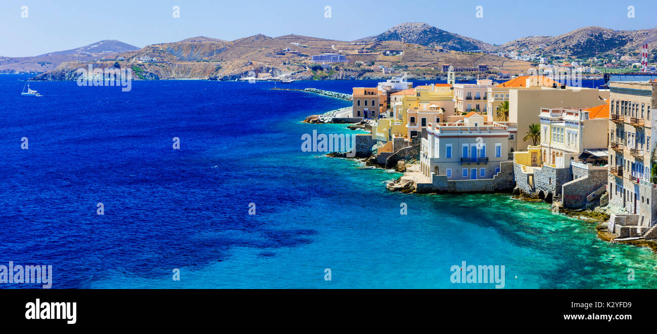 Il pittoresco ano syros village,vista panoramica,syros island,cyclades,Grecia. Foto Stock