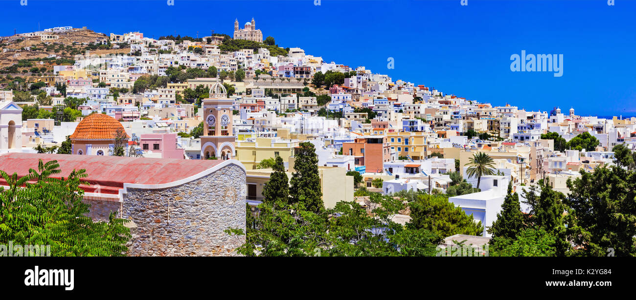 Colorato villaggio tradizionale Ano Syros in Syros Island. Cicladi Grecia Foto Stock