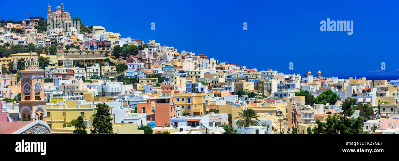 Colorato villaggio tradizionale Ano Syros in Syros Island. Cicladi Grecia Foto Stock