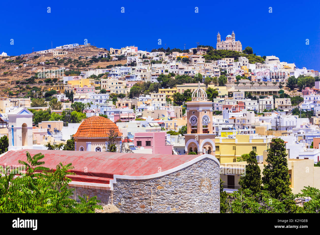 Colorato villaggio tradizionale Ano Syros in Syros Island. Cicladi Grecia Foto Stock