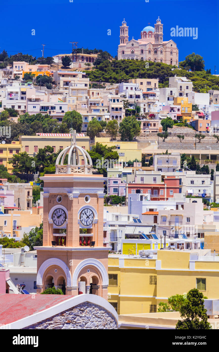 Colorato villaggio tradizionale Ano Syros in Syros Island. Cicladi Grecia Foto Stock