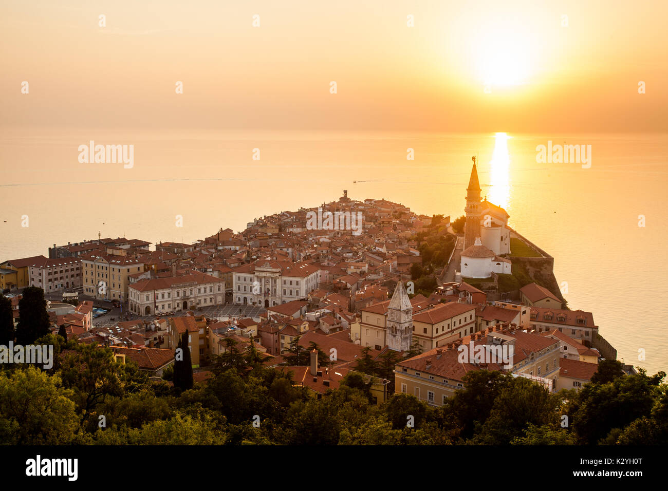 Il tramonto sopra Pirano dalle mura della città. Città veneziana di pirano, costruito sulla piccola penisola fu fortificata da mura sul lato continentale. Foto Stock