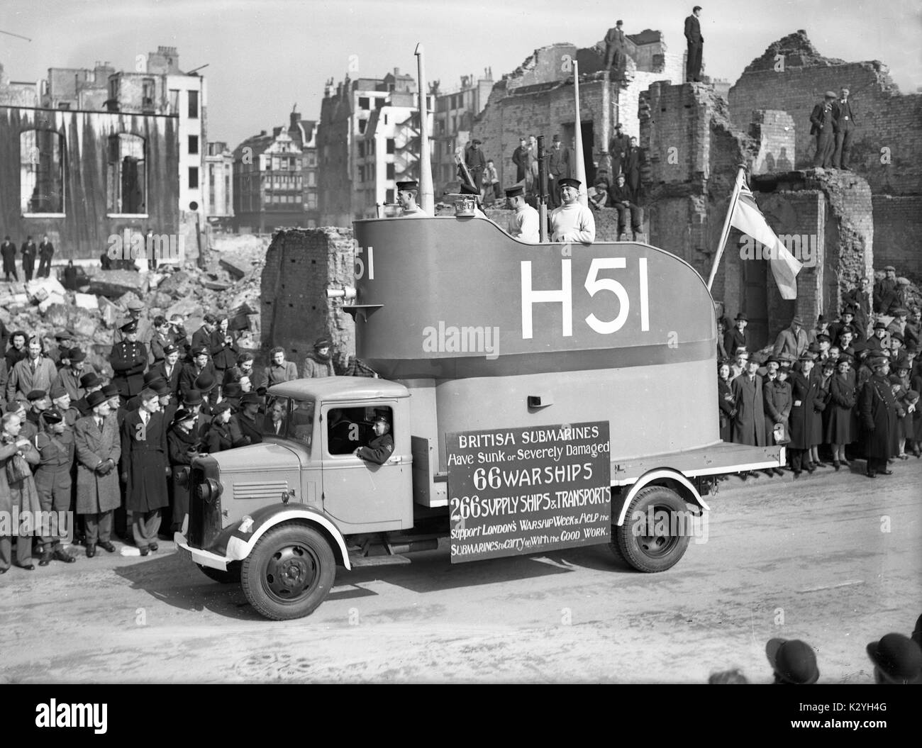 Supporto dei sommergibilisti londinese di nave da guerra settimana attraverso il bombardato strade di Londra nel gennaio 1942 Foto Stock