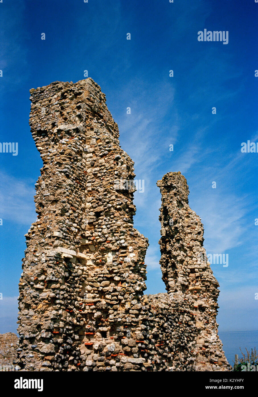 Reculver Roman Fort e le torri della chiesa di Santa Maria a thanet nel Kent in Inghilterra in Gran Bretagna nel Regno Unito Regno Unito. storia edificio storico Foto Stock