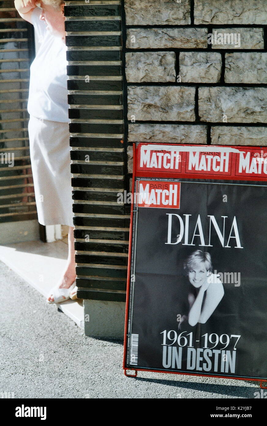 AJAXNETPHOTO. 1997. Vincent Cassel, Francia. - DIANA BILLBOARD - Paris-match ufficiale annunciando storia di S.A.R. La principessa Diana DOPO LA SUA MORTE IN UN INCIDENTE AUTOMOBILISTICO A PARIGI. foto:JONATHAN EASTLAND/AJAX REF:12 29a Foto Stock