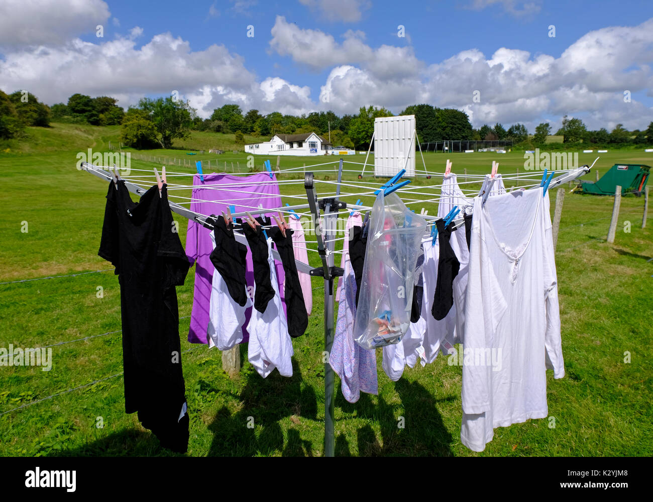 Lavaggio sulla linea in un campeggio con il cricket club in background. Sussex, Regno Unito Foto Stock