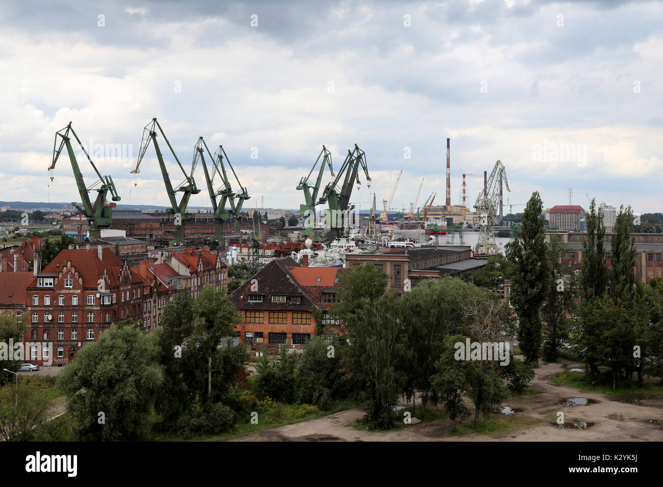 I magazzini e le gru dominano il paesaggio intorno a Danzica terminale di bulk nel porto di Danzica, il 20 agosto 2017. La porta si trova sul Martwa Wis Foto Stock