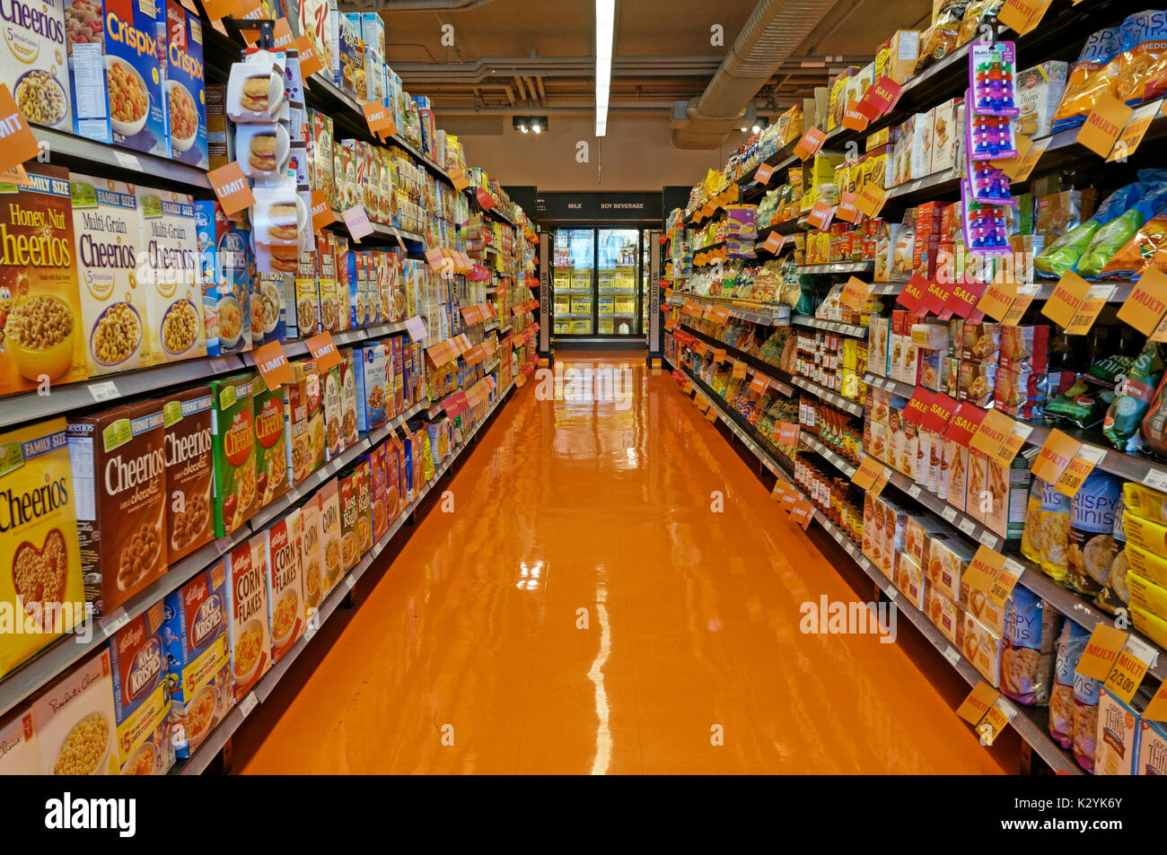 Cibo corridoio con n. di persone in un negozio di alimentari, Vancouver, BC, Canada Foto Stock