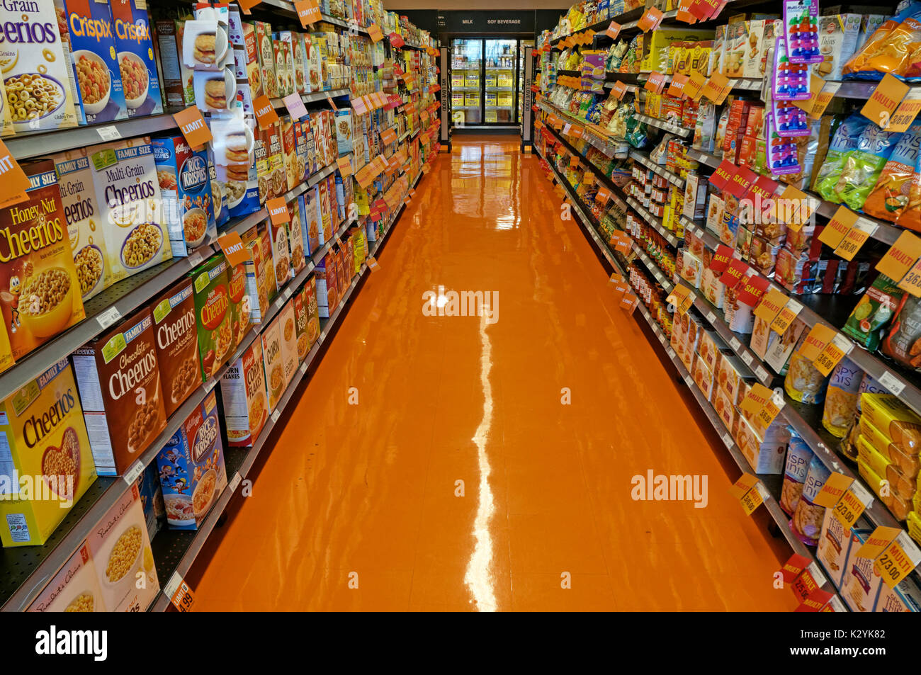 Cibo corridoio con n. di persone in un negozio di alimentari, Vancouver, BC, Canada Foto Stock