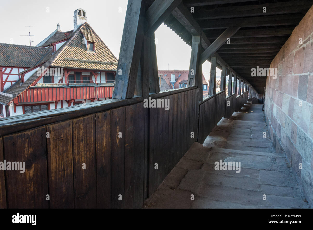 Le guardie la passerella sul muro con un tetto di legno accanto al castello di Norimberga Foto Stock