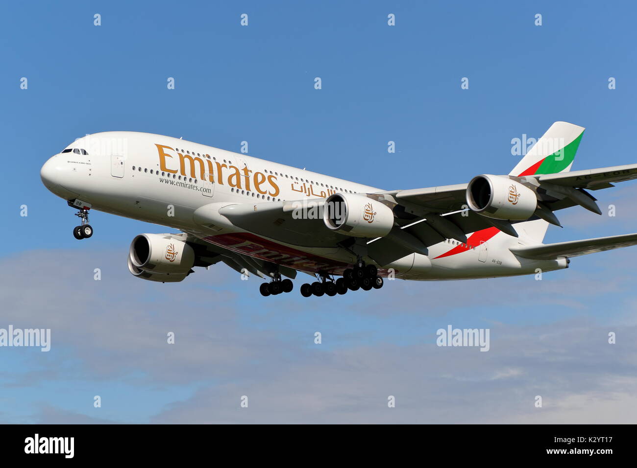 Emirati Arabi Uniti Airbus A380 A6-EOB atterraggio all'Aeroporto Heathrow di Londra, Regno Unito Foto Stock