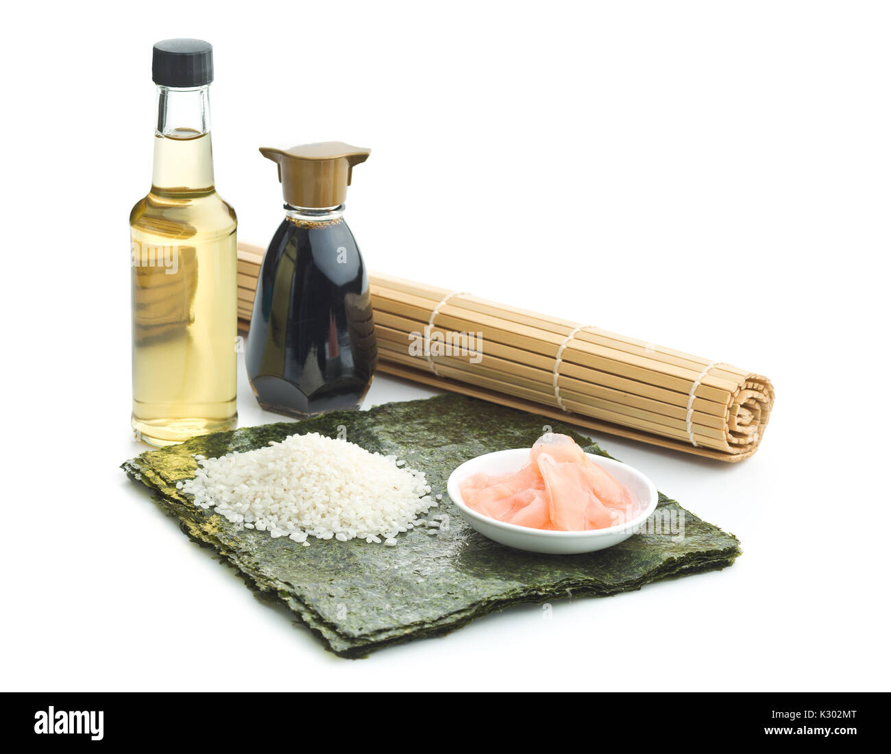 Il sushi ingrediente. Nori, riso, aceto di riso, zenzero sott'aceto e salsa di soia isolata su sfondo bianco. Foto Stock