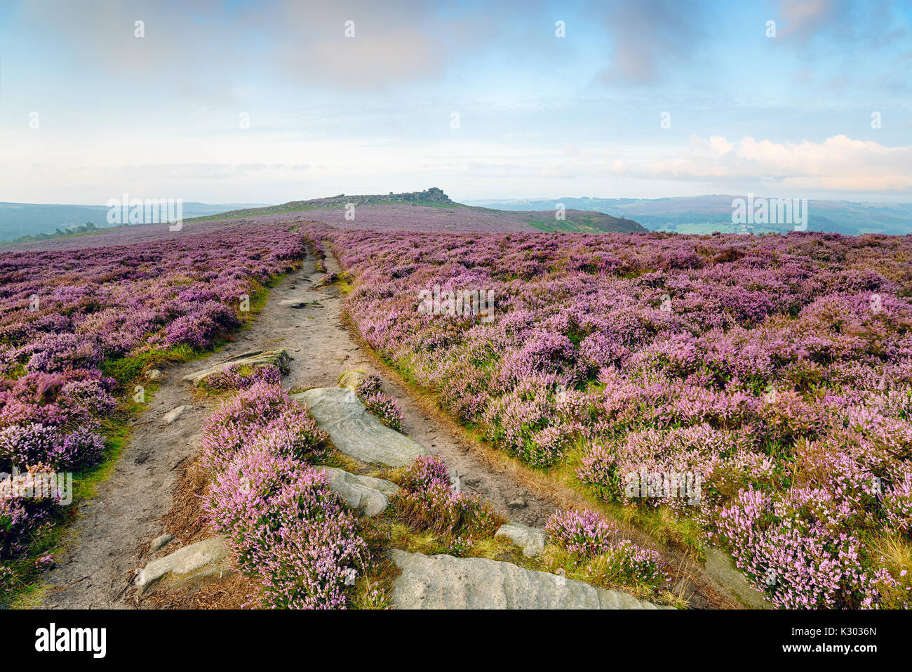 Winyards Nick nel Derbyshire Peak District, guardando fuori per oltre Owler Tor a vista a sorpresa Foto Stock