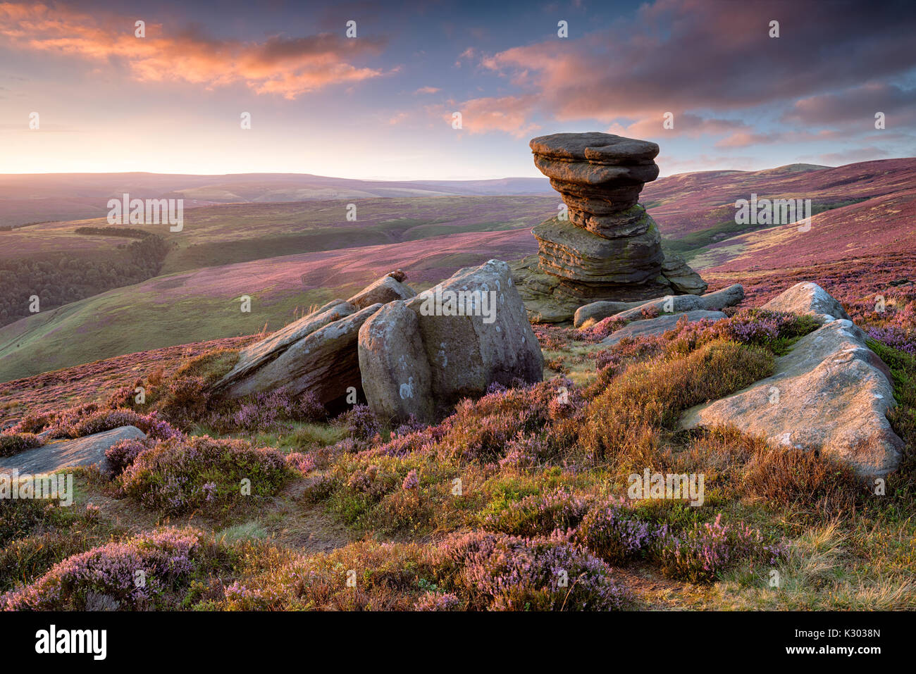 Tramonto mozzafiato sulla stecca cantina weathered rock formazione sul bordo Derwent alta sopra teh Ladybower serbatoio nella parte superiore della valle del Derwent nel Foto Stock