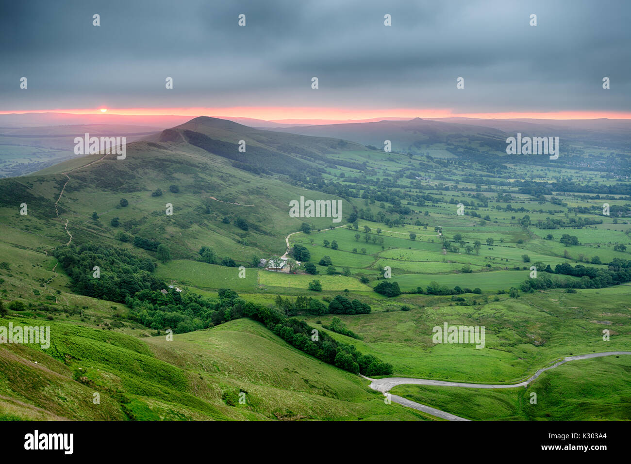 Drammatica stormy alba da Mam Tor nel parco nazionale di Peak District, guardando verso la valle di speranza Foto Stock
