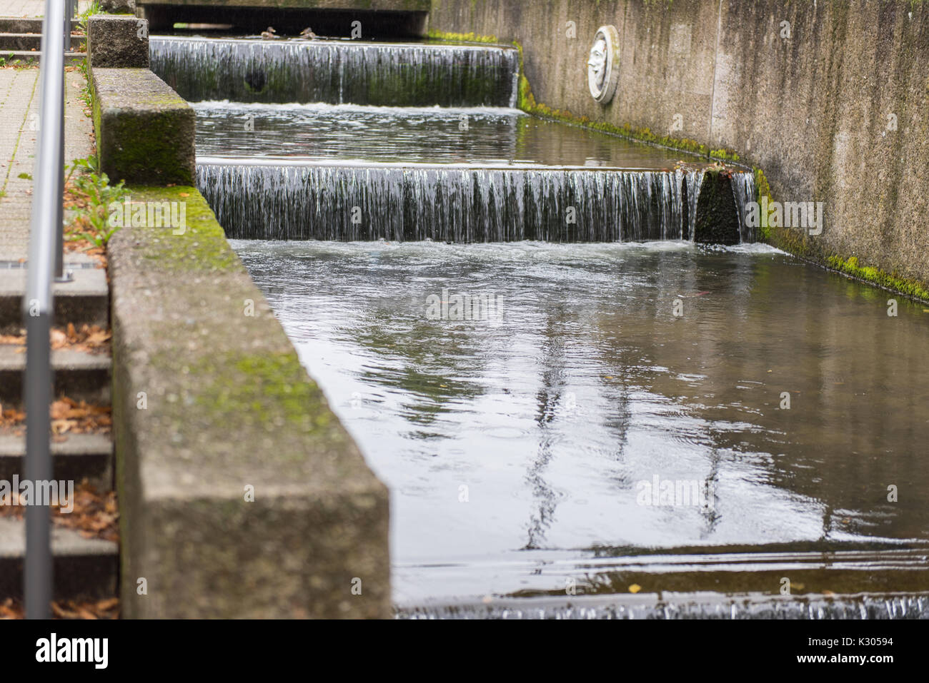 Cascata di acqua con raindrop nella città di Detmold Foto Stock
