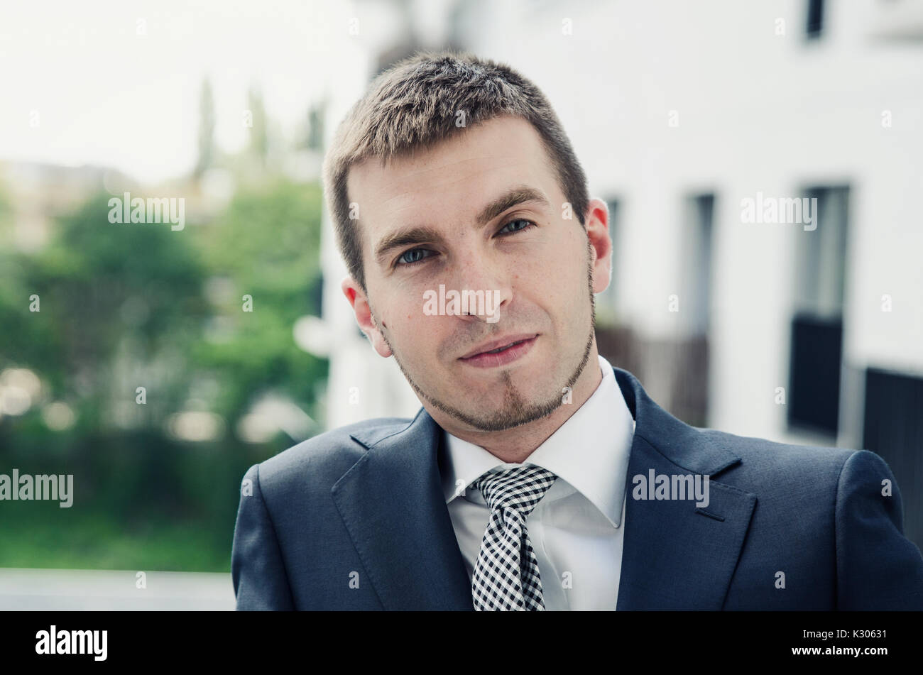 Imprenditore rilassato in piedi sul balcone del suo appartamento. imprenditore outdoor friendly tuta caucasica balcone appartamento city concept Foto Stock