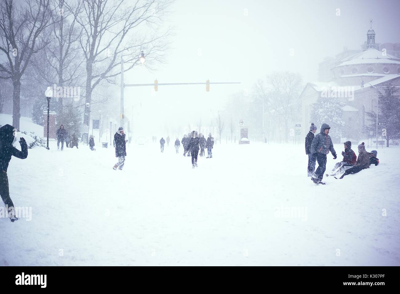 Molti studenti si mescolano e giocare su Charles Street coperto di neve durante una giornata sulla neve alla Johns Hopkins University, Baltimora, Maryland, 2016. Foto Stock