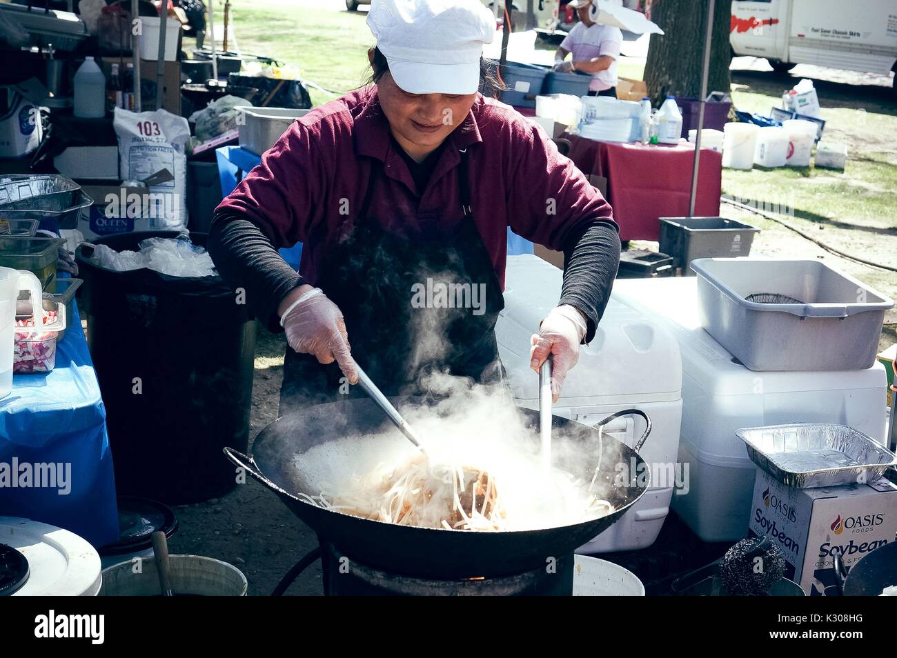 Un venditore prepara il cibo al 2016 la Fiera di primavera, un festival annuale con la musica, cibo, fornitori e varie altre forme di intrattenimento della Johns Hopkins University di Homewood campus a Baltimora, Maryland, 2016. La cortesia Eric Chen. Foto Stock