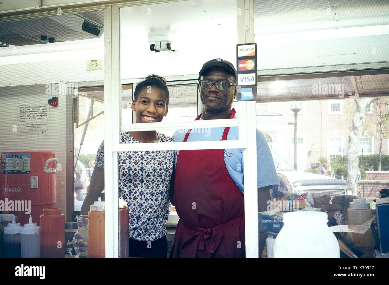 I fornitori rappresentano nel loro cibo carrello nel 2016 la Fiera di primavera, un festival annuale con la musica, cibo, fornitori e varie altre forme di intrattenimento della Johns Hopkins University di Homewood campus a Baltimore, Maryland, Maggio, 2016. La cortesia Eric Chen. Foto Stock