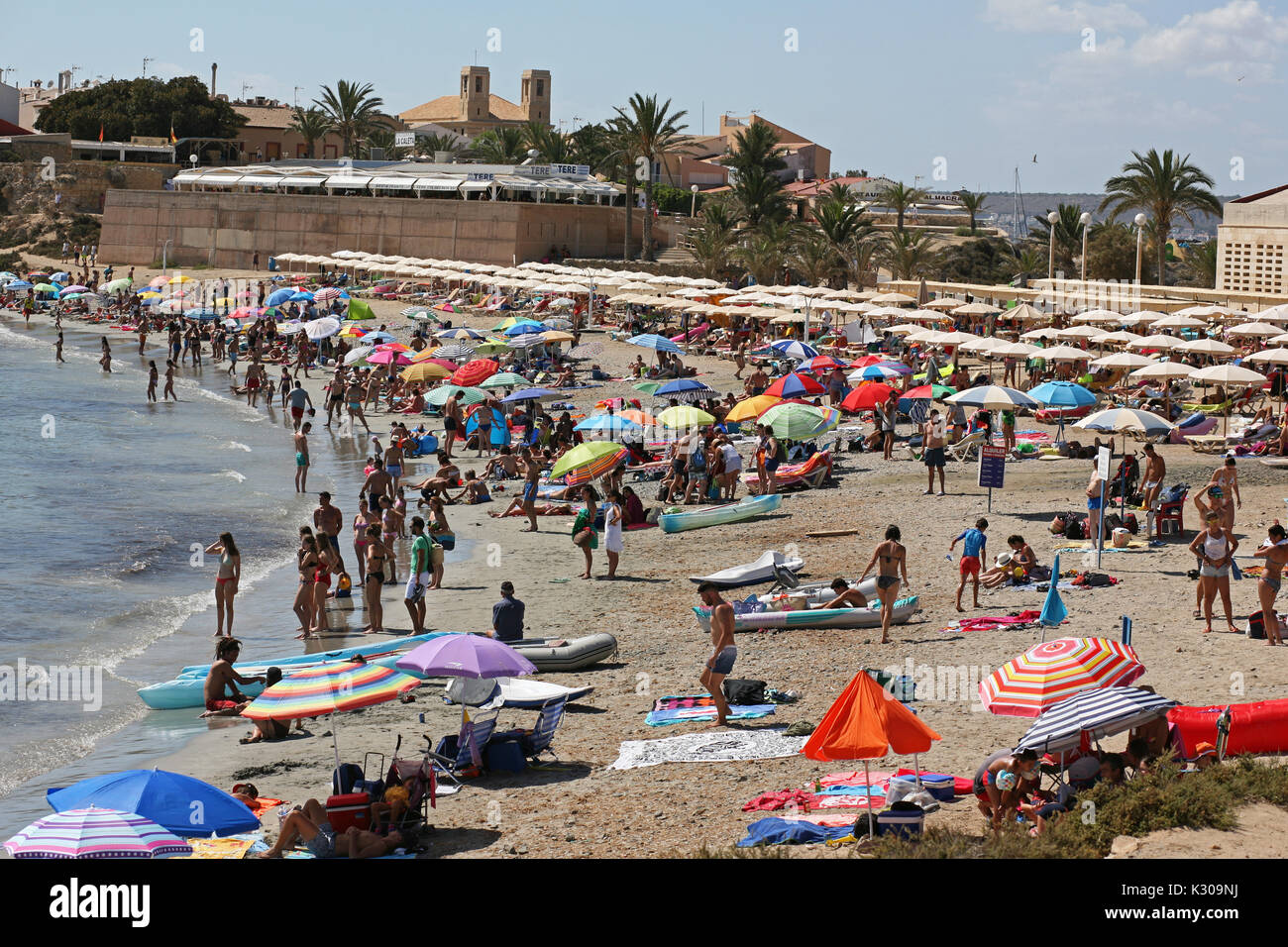 Sun bagnanti sulla spiaggia dell'isola spagnola di Tabarca nel Mediterraneo Foto Stock