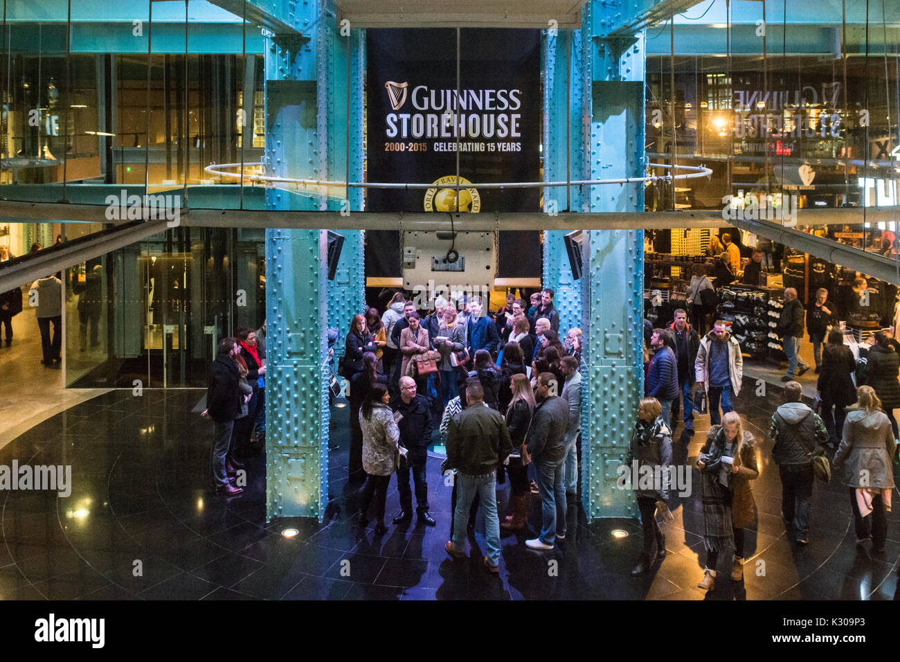 Guinness Storehouse Interior, Dublino, Irlanda - visitatori che ascoltano il discorso introduttivo Foto Stock