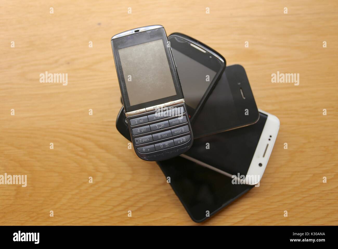 Nuovi telefoni immagini e fotografie stock ad alta risoluzione - Alamy