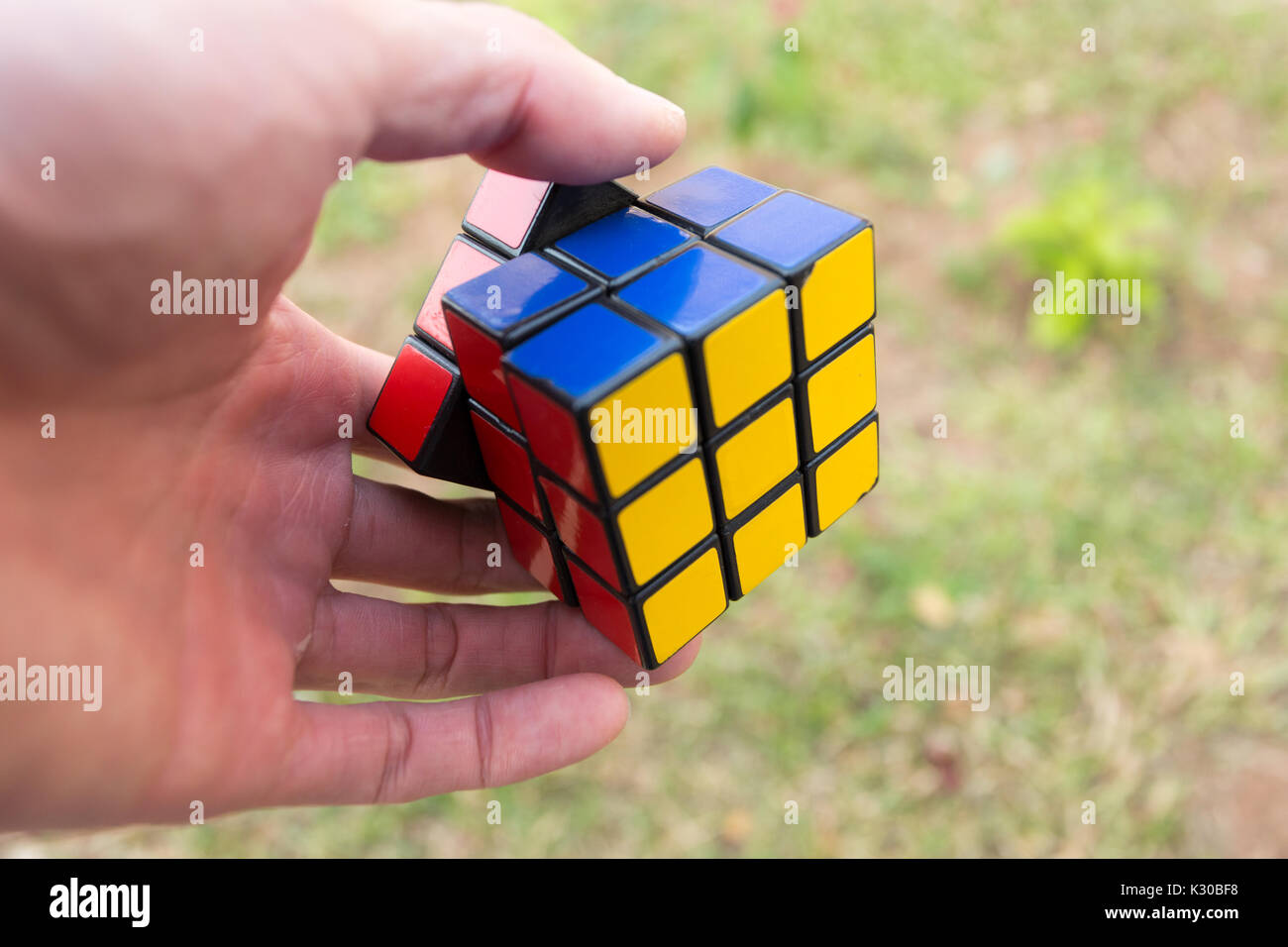 Magic o Cubo di Rubik Cubo magico, una mano a risolvere Foto Stock