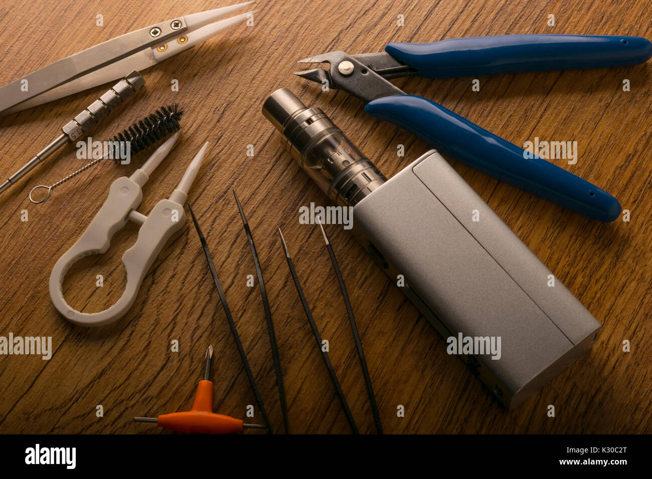 Sigaretta elettronica, e sigaretta, e cig, con accessori e utensili per  dispositivi vaping Foto stock - Alamy