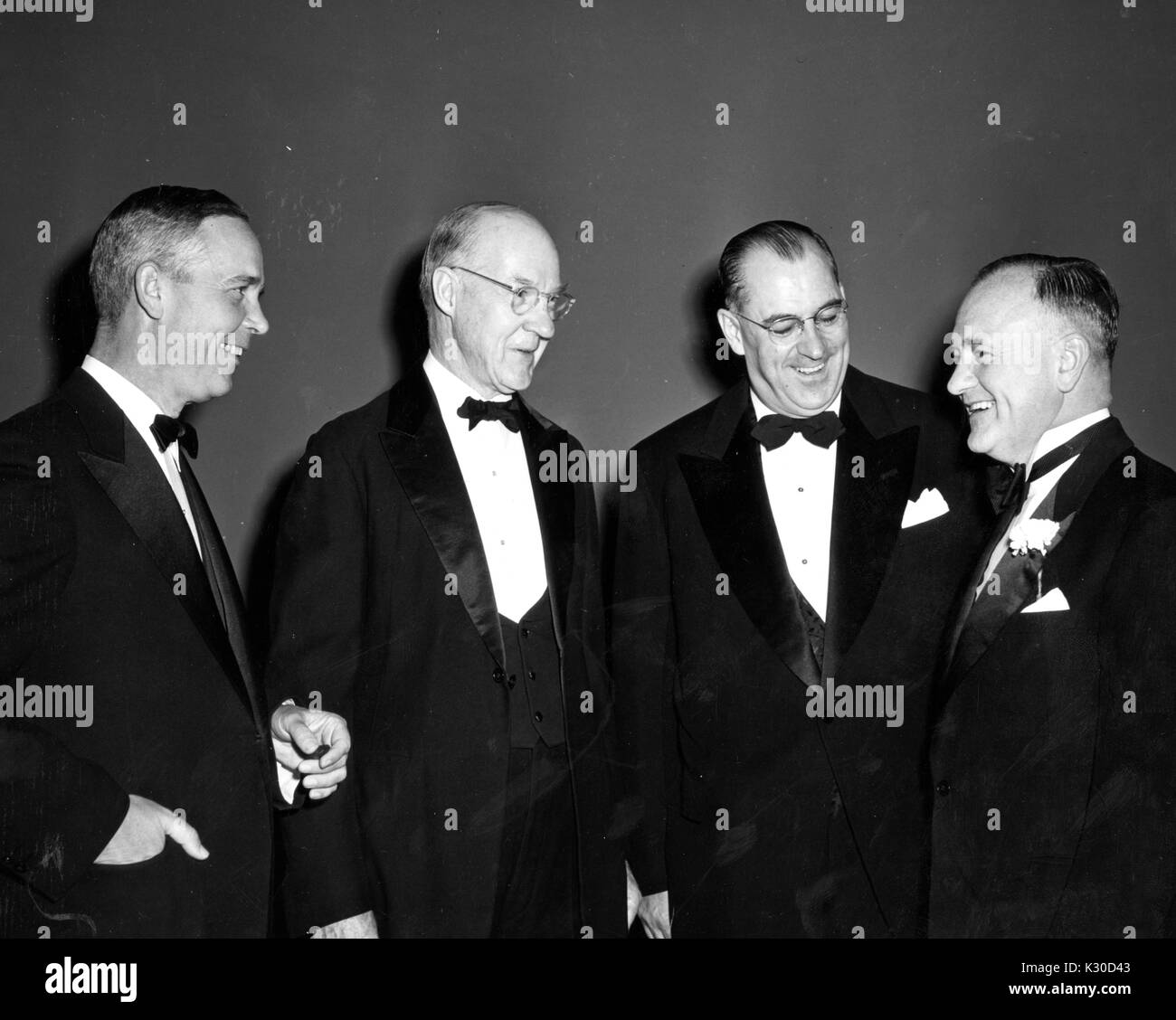 Professore di ingegneria presso il merlano Scuola di Ingegneria Alexander Graham Christie, la seconda da sinistra, ricevente in ingresso il primo ASME George Westinghouse Medaglia d'oro da uomini in abito formale, 2 dicembre 1953. Foto Stock